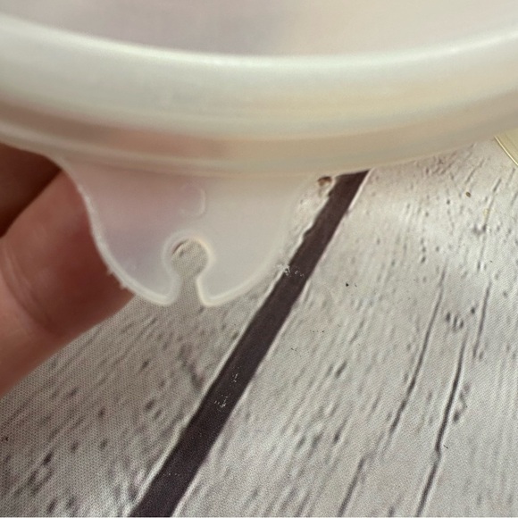 tupperware cereal Bowl with 3 clear seals "C" - Picture 6 of 7